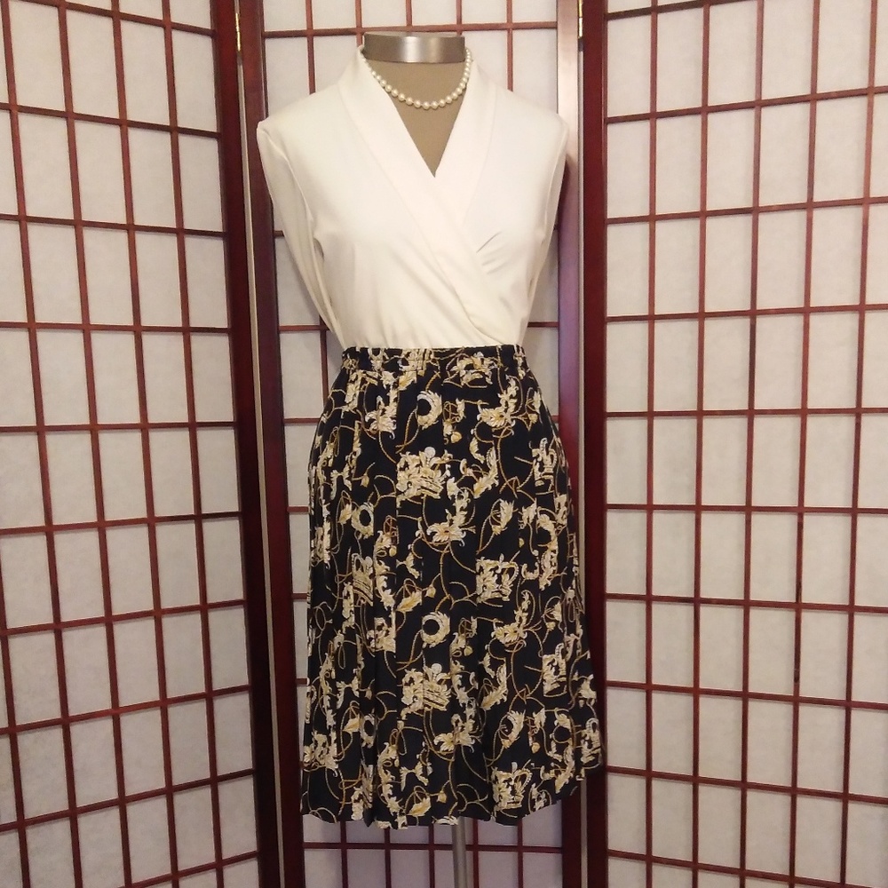 3/$15 CLOSET CLOSING NAVY GOLD WHITE PLEATED SKIRT